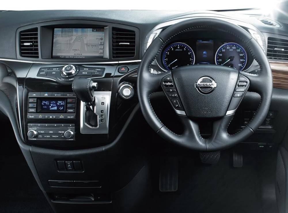 New Nissan Elgrand photo: Cockpit view