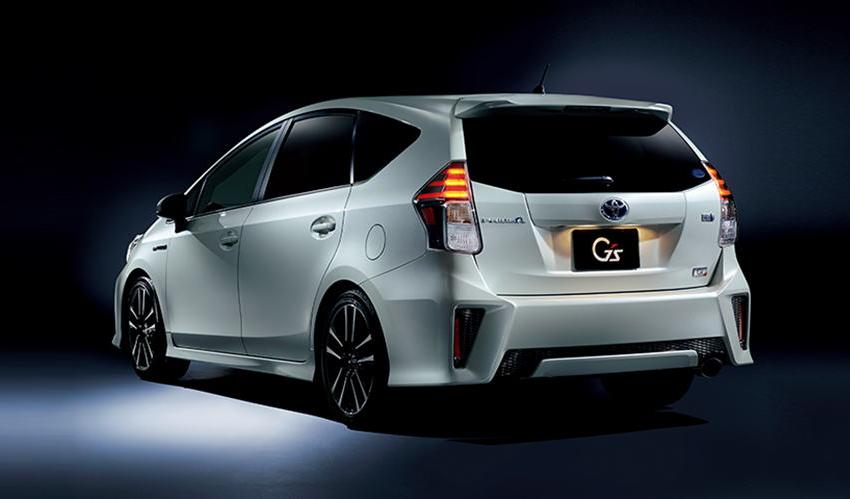 New Toyota Prius Alpha G's Sport photo: Back view