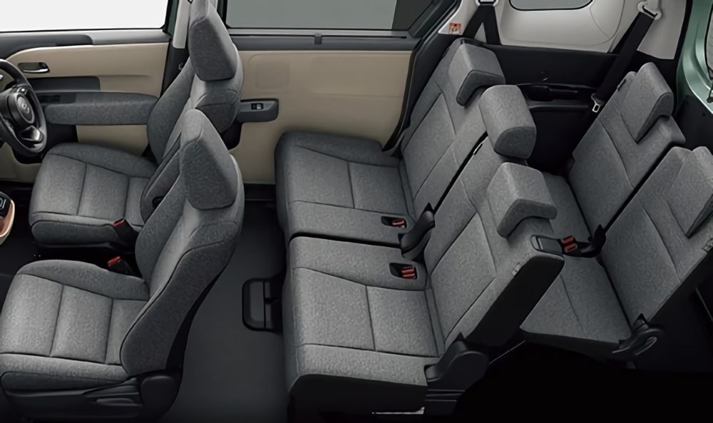 New Toyota Sienta Hybrid photo: Interior view image