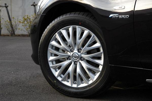 New Nissan Cima Hybrid photo: Tire view