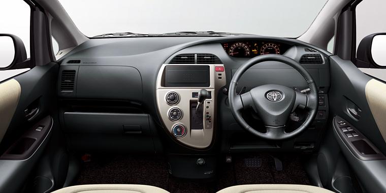 Toyota Ractis Cockpit view