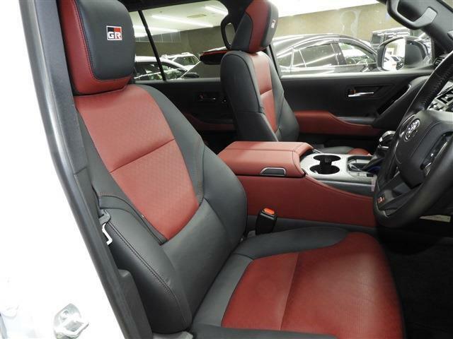 Toyota Land Cruiser-300, Diesel, GR Sport, Pearl body color and Red interior color picture: Front Seat image