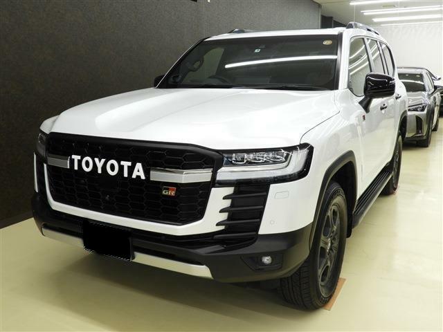 Toyota Land Cruiser-300, Diesel, GR Sport, Pearl body color and Red interior color picture: Front view image