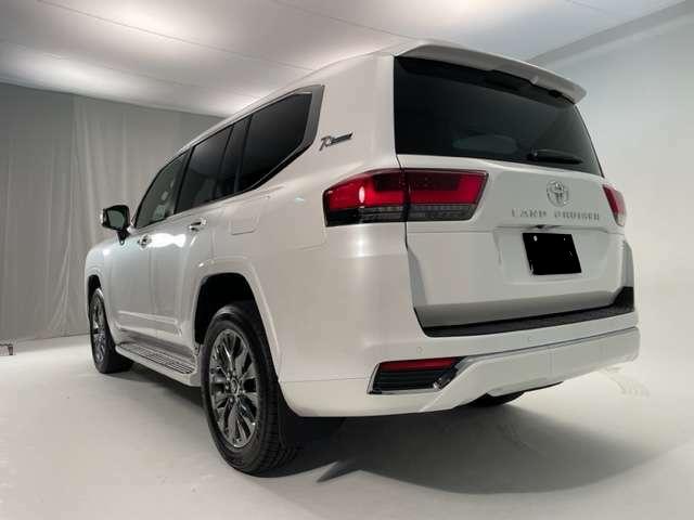 Toyota Land Cruiser-300, Diesel Engine, White Pearl color picture: Back view image