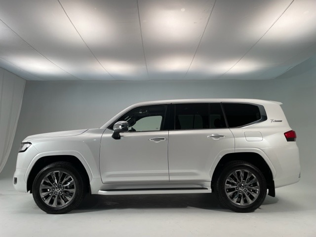 Toyota Land Cruiser-300, Diesel Engine, 2022 Model, White Pearl color picture: Side view image