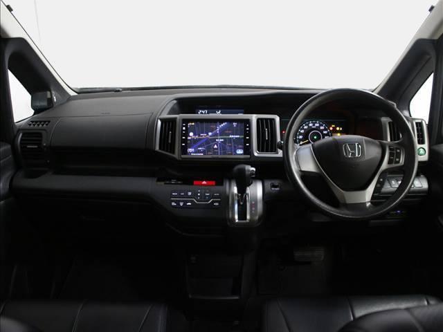 Used Honda Stepwagon 2012 model Black body color photo: Interior view
