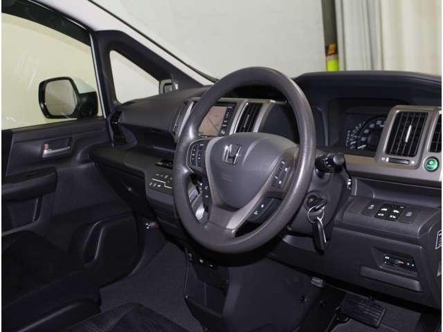Used Honda Stepwagon 2013 model White Pearl  body color photo: Interior view