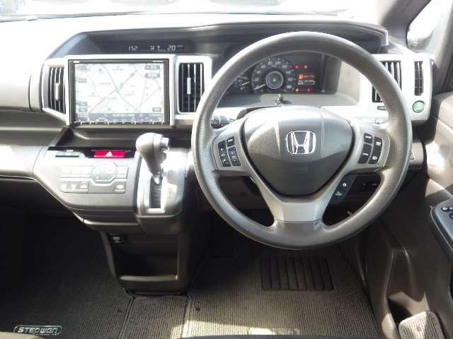 Used Honda Stepwagon 2014 model Black body color photo: Interior view