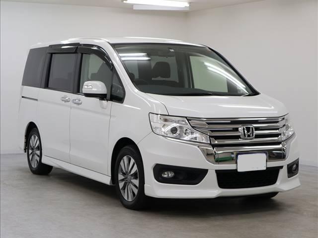 Used Honda Stepwagon 2014 model White Pearl  body color photo: Front view
