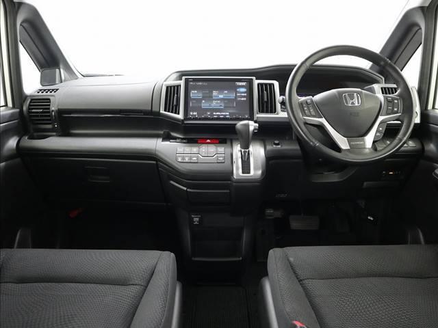 Used Honda Stepwagon 2014 model White Pearl  body color photo: Interior view