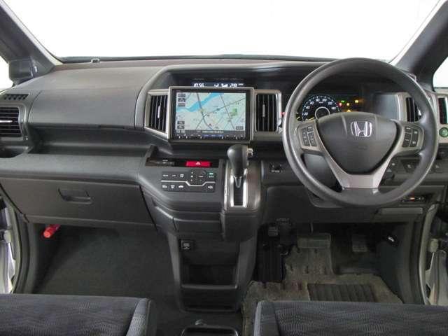 Used Honda Stepwagon 2014 model Silver  body color photo: Interior view