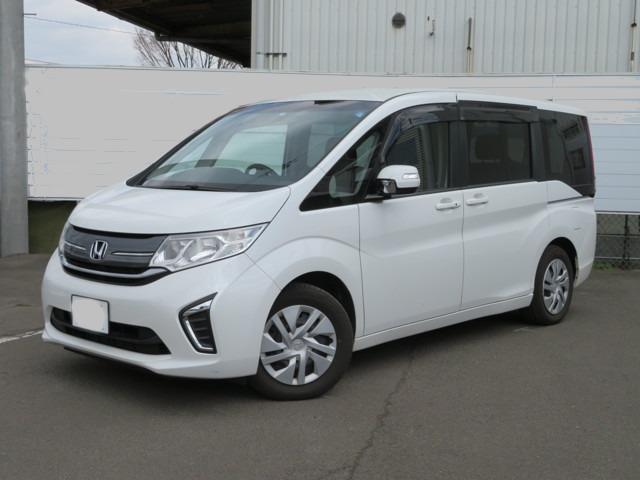 Used Honda Stepwagon 2015 model White Pearl  body color photo: Front view