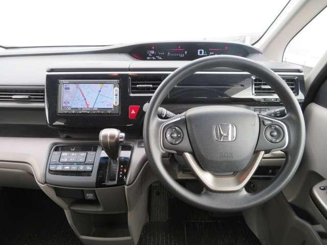 Used Honda Stepwagon 2015 model White Pearl  body color photo: Interior view