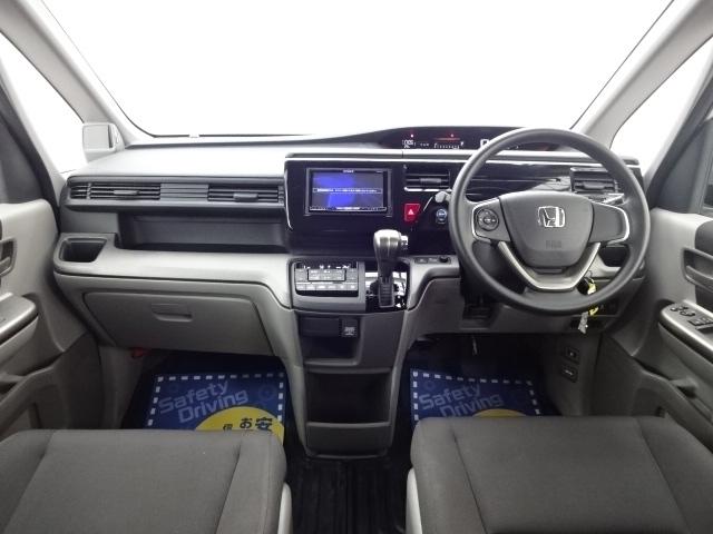 Used Honda Stepwagon 2015 model Silver  body color photo: Interior view