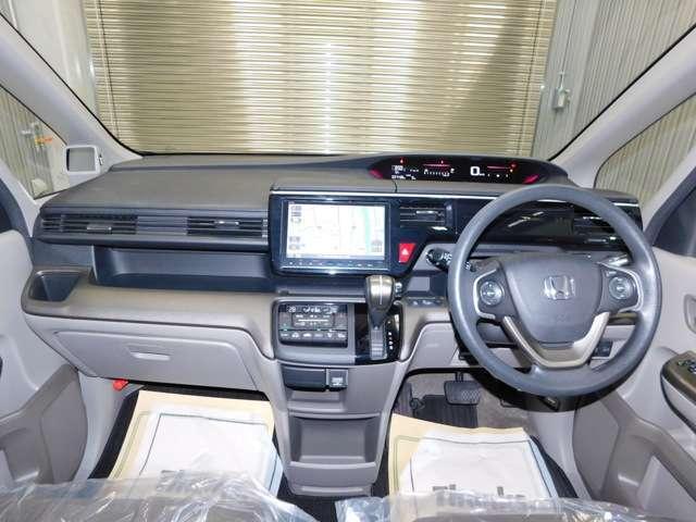 Used Honda Stepwagon 2016 model Black body color photo: Interior view
