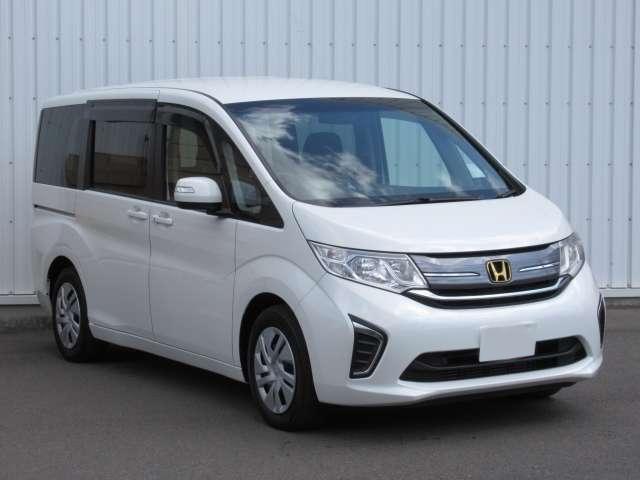 Used Honda Stepwagon 2016 model White Pearl  body color photo: Front view