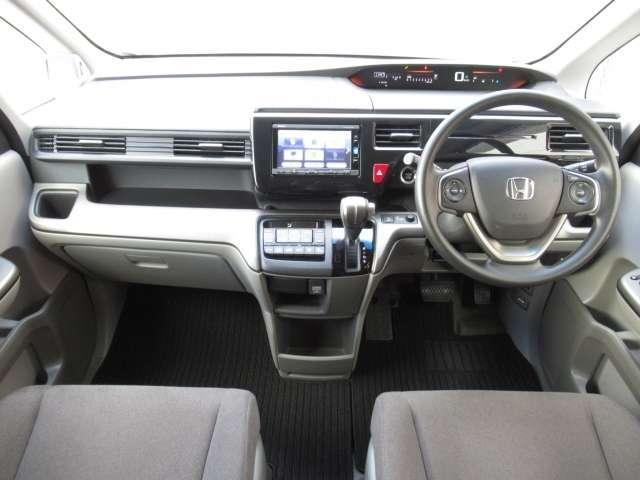 Used Honda Stepwagon 2016 model White Pearl  body color photo: Interior view