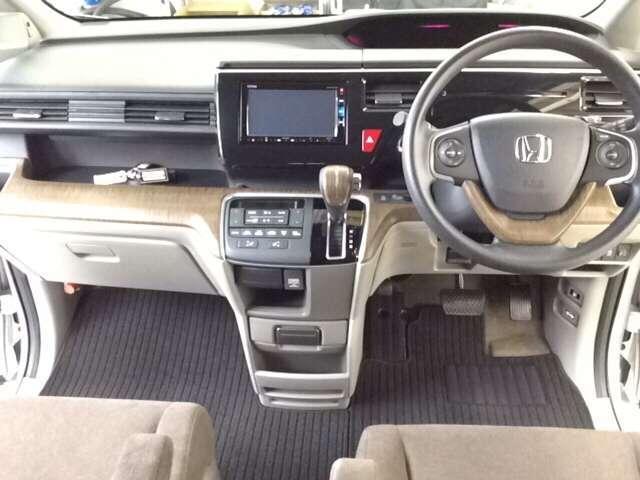 Used Honda Stepwagon 2016 model Silver  body color photo: Interior view