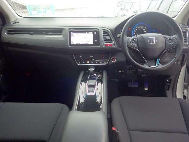 Used Honda Vezel 2014 Model White Pearl color picture: Interior view