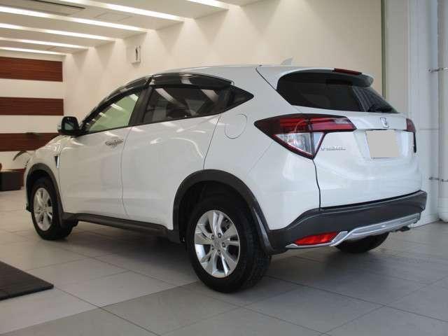 Used Honda Vezel 2014 Model White Pearl color picture: Back view