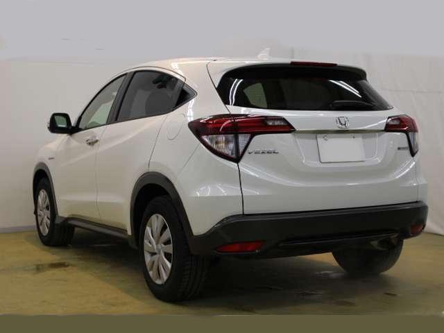 Used Honda Vezel 2015 Model White Pearl color picture: Back view