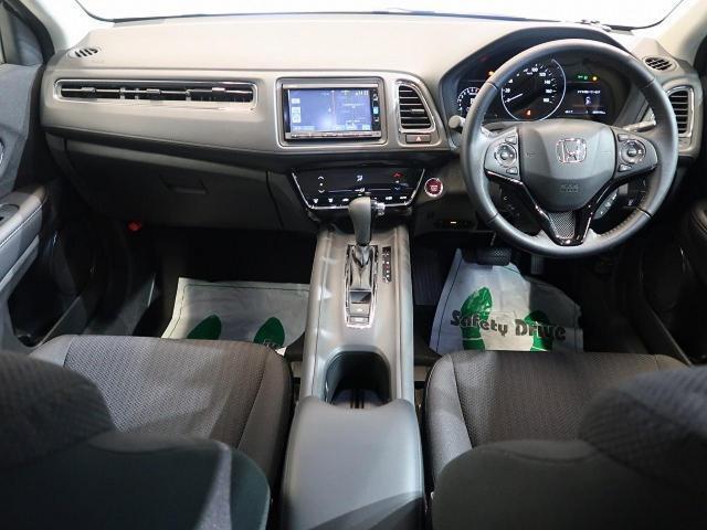 Used Honda Vezel 2016 Model White Pearl color picture: Interior view