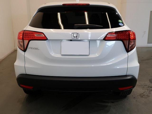 Used Honda Vezel 2016 Model White Pearl color picture: Back view