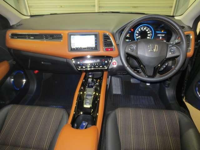 Used Honda Vezel Hybrid 2014 Model Green color picture: Interior view