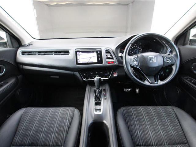 Used Honda Vezel Hybrid 2014 Model White Pearl color picture: Interior view