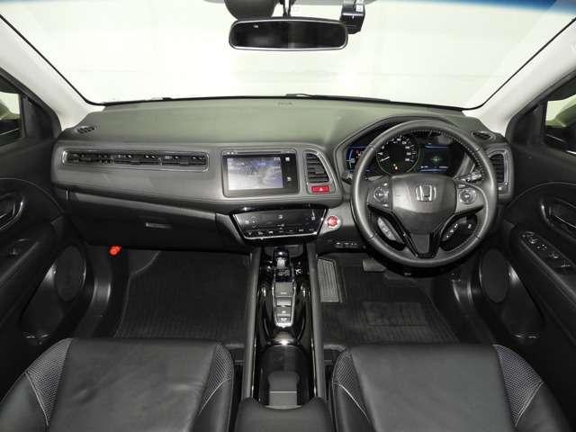 Used Honda Vezel Hybrid 2014 Model Silver color picture: Interior view
