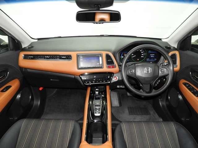 Used Honda Vezel Hybrid 2015 Model White Pearl color picture: Interior view