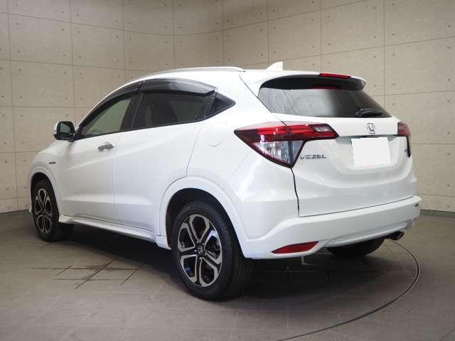 Used Honda Vezel Hybrid 2015 Model White Pearl color picture: Back view