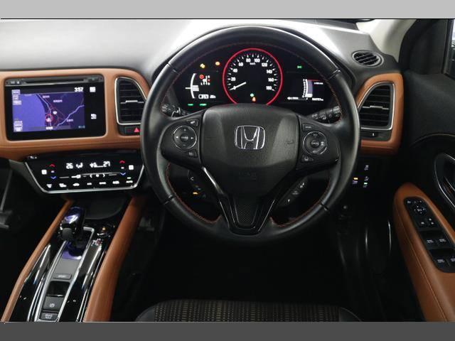 Used Honda Vezel Hybrid 2016 Model Green color picture: Interior view