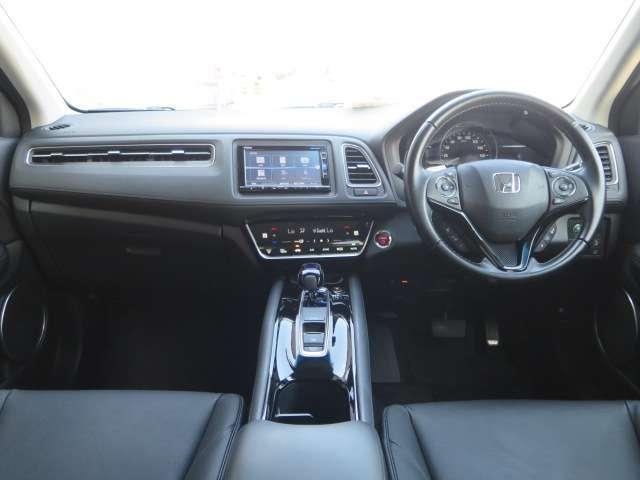 Used Honda Vezel Hybrid 2017 Model Black color picture: Interior view