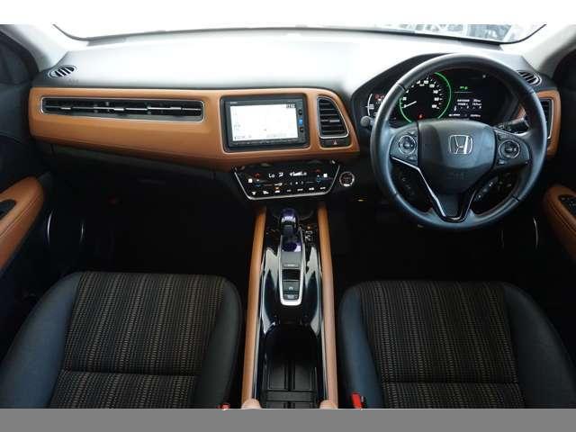 Used Honda Vezel Hybrid 2017 Model White Pearl color picture: Interior view