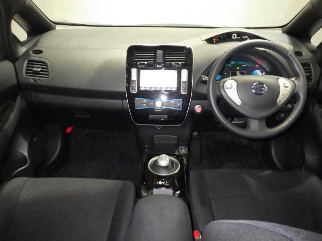 Used Nissan Leaf White Pearl body color 2017 model photo: interior view