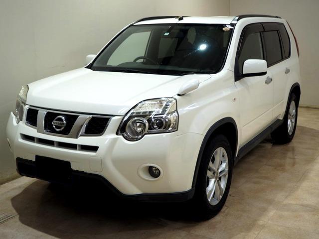 Used Nissan X-Trail 2010 Model White Pearl color photo:  Front view image