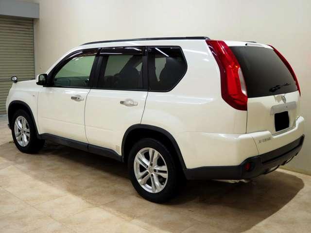 Used Nissan X-Trail 2010 Model White Pearl color photo:  Back view image