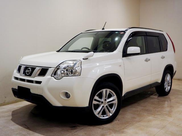 Used Nissan X-Trail 2011 Model White Pearl color photo:  Front view image