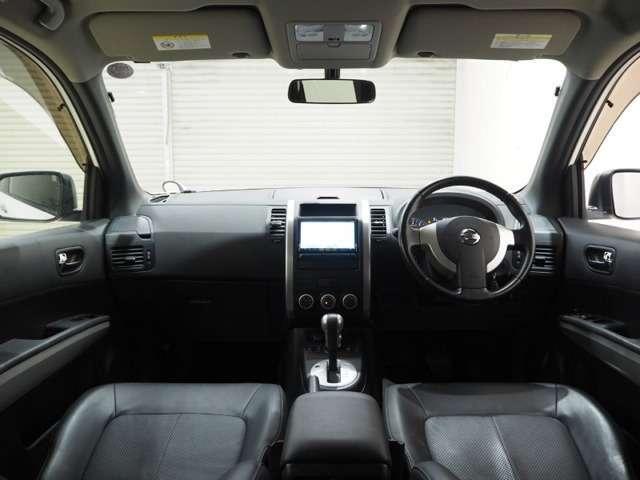 Used Nissan X-Trail 2011 Model White Pearl color photo:  Interior view image