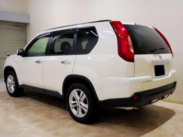 Used Nissan X-Trail 2011 Model White Pearl color photo:  Back view image
