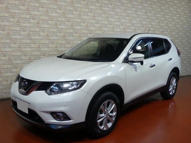 Used Nissan X-Trail 2014 Model White Pearl color photo:  Front view image