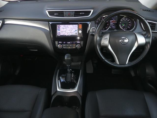 Used Nissan X-Trail 2014 Model White Pearl color photo:  Interior view image