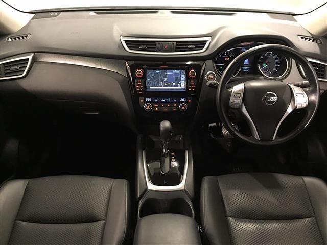 Used Nissan X-Trail 2015 Model White Pearl color photo:  Interior view image
