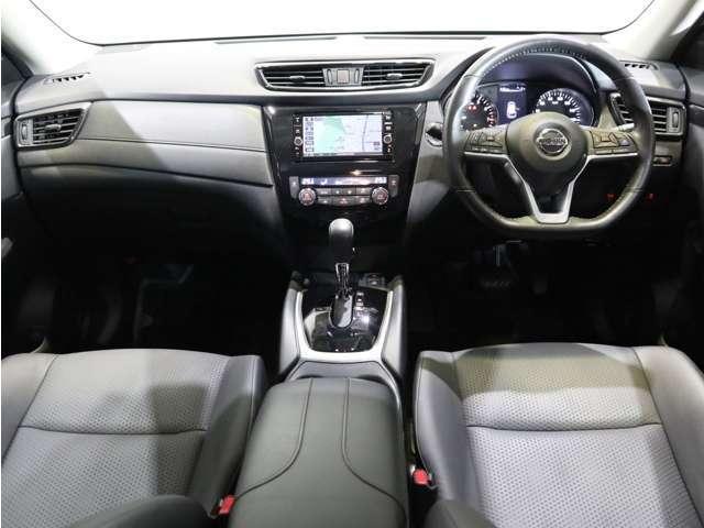 Used Nissan X-Trail 2018 Model White Pearl color photo:  Interior view image