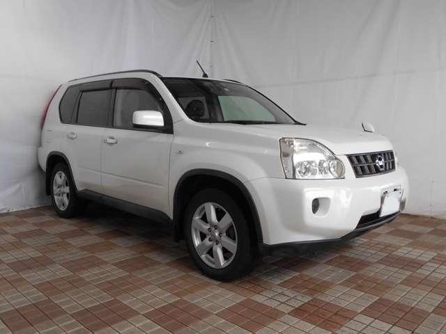 Used Nissan X-Trail 2009 Model White Pearl color photo:  Front view image