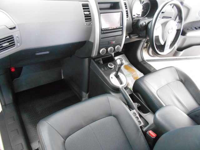 Used Nissan X-Trail 2009 Model White Pearl color photo:  Interior view image