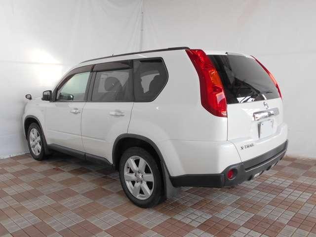 Used Nissan X-Trail 2009 Model White Pearl color photo:  Back view image