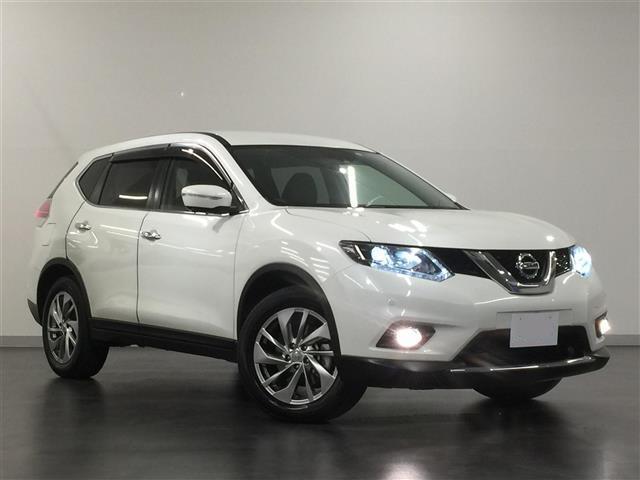 Used Nissan X-Trail 2017 Model White Pearl color photo:  Front view image