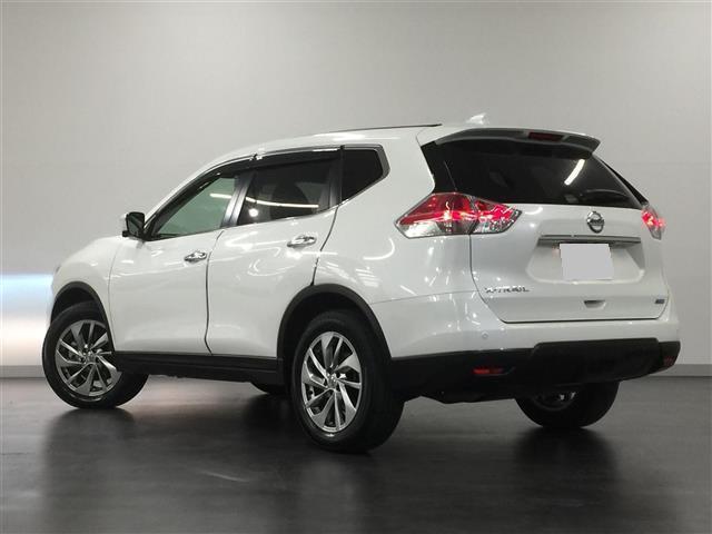 Used Nissan X-Trail 2017 Model White Pearl color photo:  Back view image